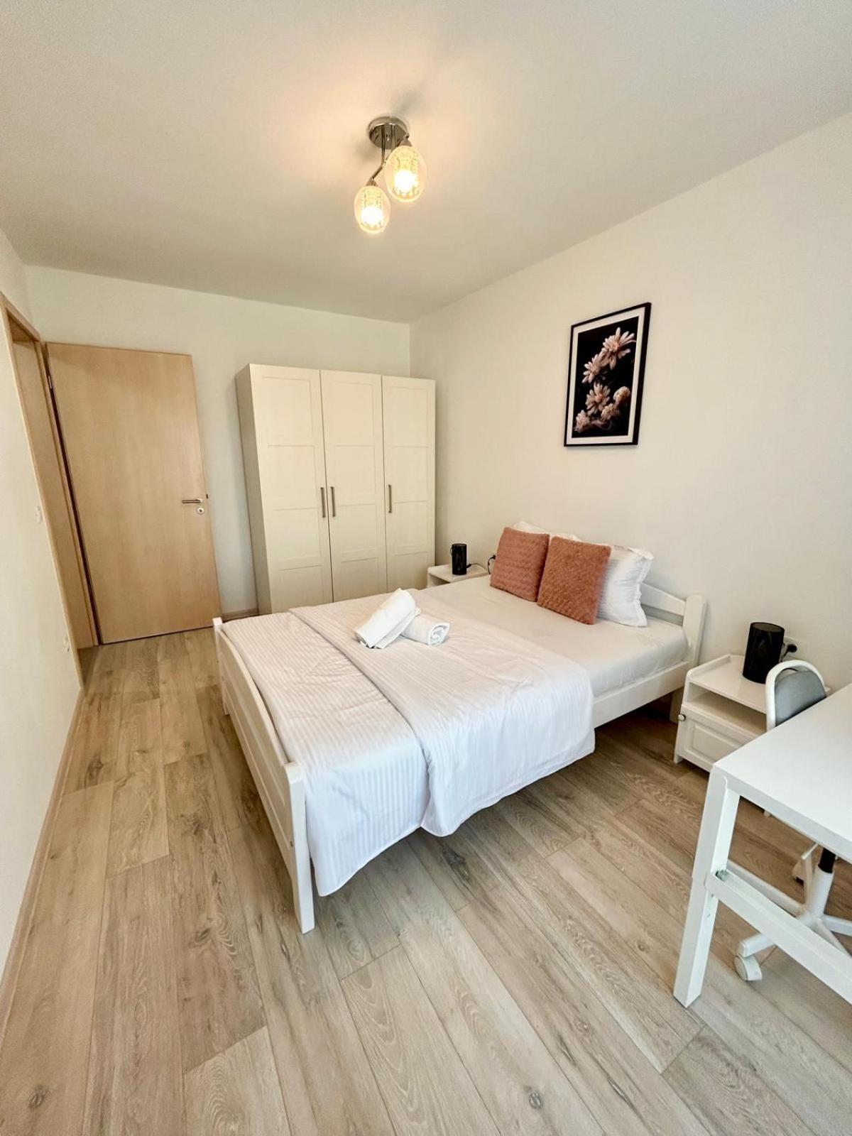 Jad - Luxury 3 Rooms & 2 Rooms Apartments In Kasper, Near Coresi Mall Brasov Luaran gambar